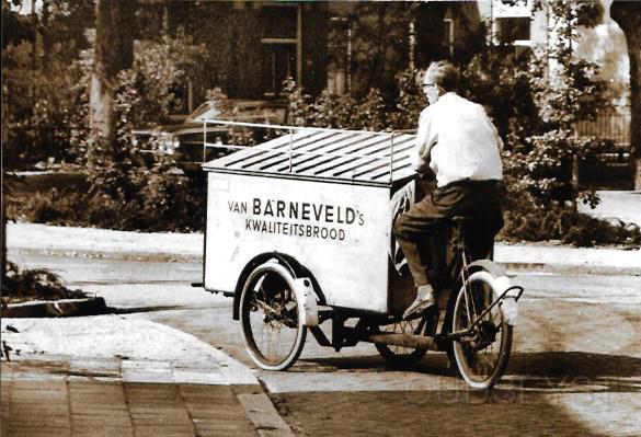 Bedrijven in Zeist0003, Barneveld.jpg - Bakkerij van Barneveld, meer dan 100 jaar een begrip in Zeist. In 1908 begon Aart van Barneveld, de oom van Cees met een takkenbossenoven in een schuur aan de Krakelingenweg in Zeist en bakte brood voor eigen familie en buurtbewoners. Dat bakken kreeg steeds meer vorm en zo werd de schuur met de tijd ingericht als bakkerij en de verkopen werden uitgebreid met het huis aan huis venten met paard en wagen. Na de overname wilde Cees naast het venten ook beginnen met verkoop van brood in een winkel bij de bakkerij. Door met een winkel te starten moest er een locatie in het centrum van Zeist komen. Hij kocht een pand aan de Bergweg  (de huidige locatie) en begon er een bakkerij met winkel.